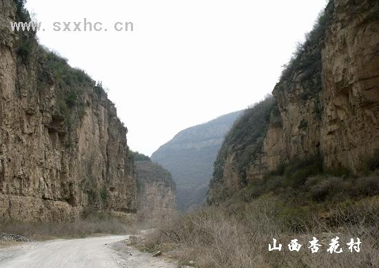 向阳匣古驿道两侧陡峭的古驿道-山西杏花村